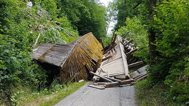 Historische Brücke crasht auf Traktor-Lenker