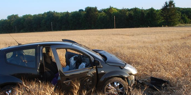 Traktor bohrt sich ins Auto: Mann verletzt