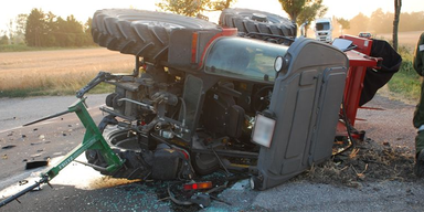 Traktor bohrt sich ins Auto: Mann verletzt