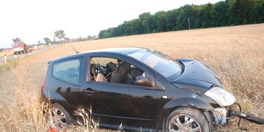 Traktor bohrt sich ins Auto: Mann verletzt