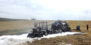 Heuballenpresse und Traktor fingen Feuer