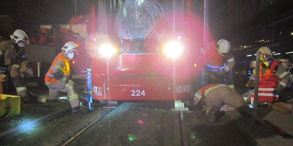 Mann unter Straßenbahn eingeklemmt - tot