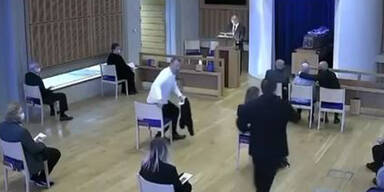 Bei Begr&auml;bnis: Sohn darf seine Mutter wegen Corona nicht tr&ouml;sten