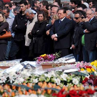 Beerdigung der Erdbebenopfer