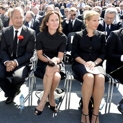 Der Sarg wird aus dem Hohen Haus gebracht