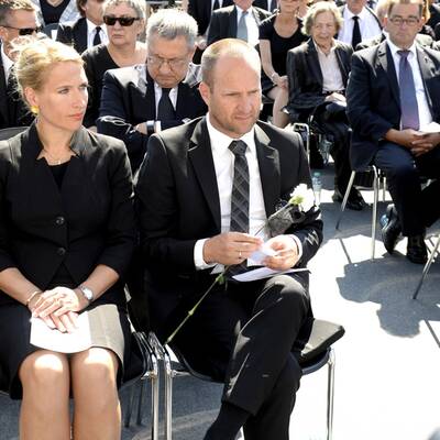 Der Sarg wird aus dem Hohen Haus gebracht