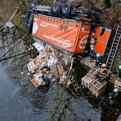 Der Hängerzug durchbrach die Leitschienen und stürzte in die Traun.