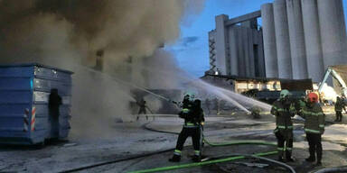 Großbrand in Recyclingfirma in Traun 