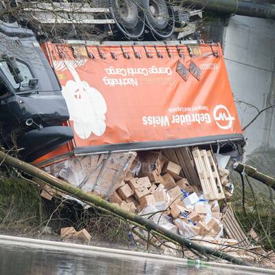 Der Hängerzug durchbrach die Leitschienen und stürzte in die Traun.