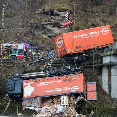 Der Hängerzug durchbrach die Leitschienen und stürzte in die Traun.