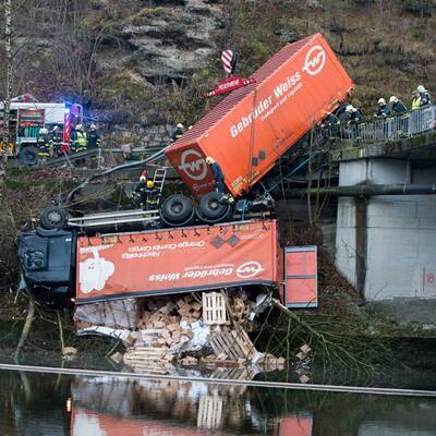 Der Hängerzug durchbrach die Leitschienen und stürzte in die Traun.