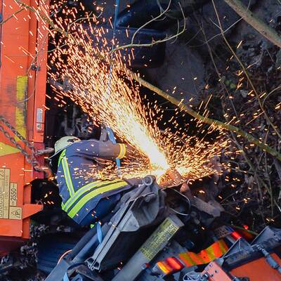 Der Hängerzug durchbrach die Leitschienen und stürzte in die Traun.