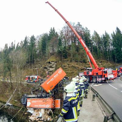 Der Hängerzug durchbrach die Leitschienen und stürzte in die Traun.
