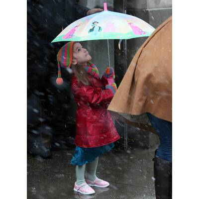 Suri Cruise hat Spaß mit Schneeflocken