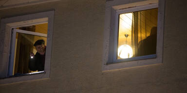 Vater wirft seine drei Kinder aus Fenster