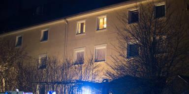 Vater wirft seine drei Kinder aus Fenster