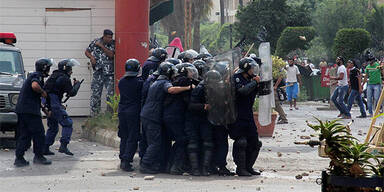 Islamisten setzen Botschaften in Brand