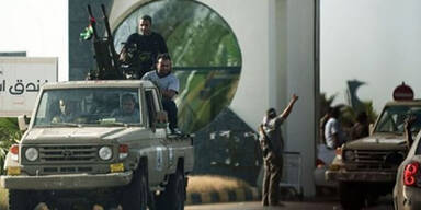 Schwere Kämpfe um Flughafen Tripolis