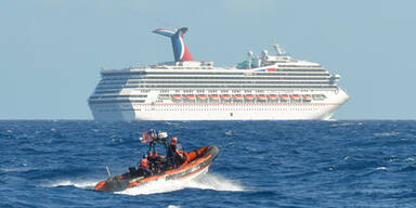 Luxus-Liner nach Feuer an Bord havariert