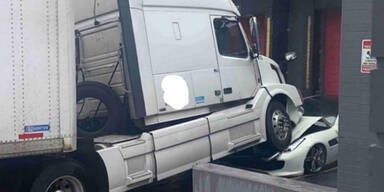 Wütender Trucker macht Ferrari seines Chefs platt