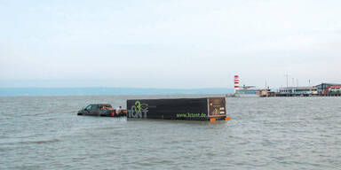 Hier geht ein Truck im Neusiedlersee baden