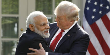 Internet lacht über Trumps peinliche Umarmung