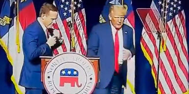 Tr&auml;gt Trump hier seine Hose falsch herum?