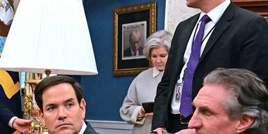 Gerahmtes Polizeifoto von Trump h&auml;ngt vor Oval Office