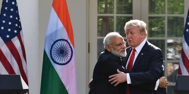 Internet lacht über Trumps peinliche Umarmung