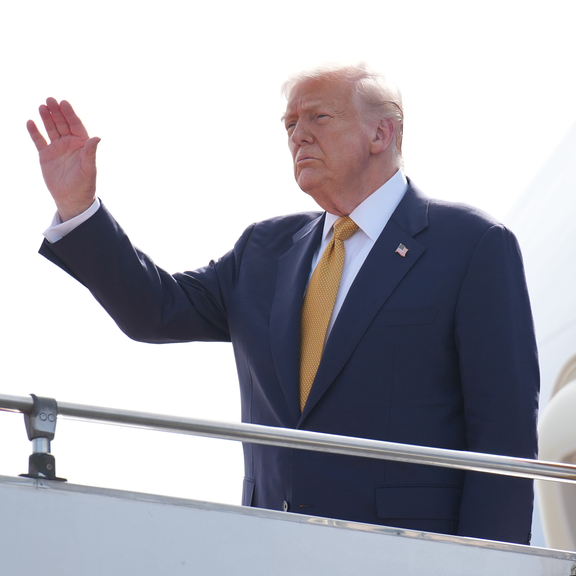 Trump kommt auf dem Marinestützpunkt Yokusuna an