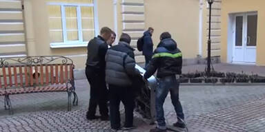 Apple-Denkmal nach Outing abgerissen