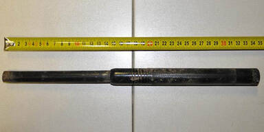 Mann in Park mit Stahlrute geschlagen