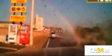 Horror! Autofahrer fährt in Tsunami