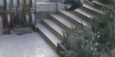 Bub wird von Auto überfahren-unverletzt