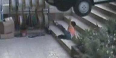 Bub wird von Auto überfahren-unverletzt