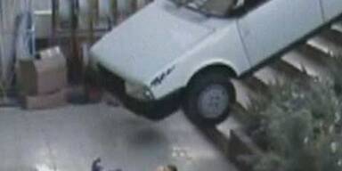 Bub wird von Auto überfahren-unverletzt