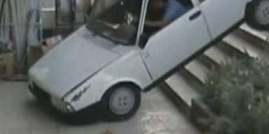 Bub wird von Auto überfahren-unverletzt