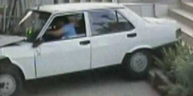 Bub wird von Auto überfahren-unverletzt