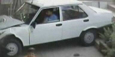 Bub wird von Auto überfahren-unverletzt