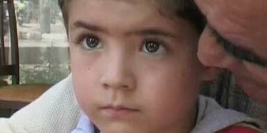 Bub wird von Auto überfahren-unverletzt