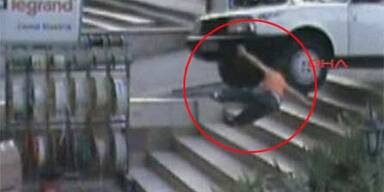 Bub wird von Auto überfahren-unverletzt