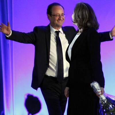 Mit seiner Lebensgefährtin, Valérie Trierweiler, tritt Francois Hollande vor die jubelnde Menge