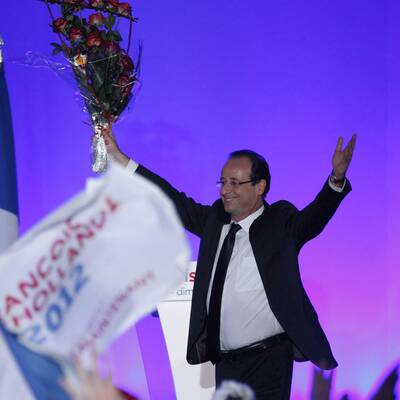 Mit seiner Lebensgefährtin, Valérie Trierweiler, tritt Francois Hollande vor die jubelnde Menge