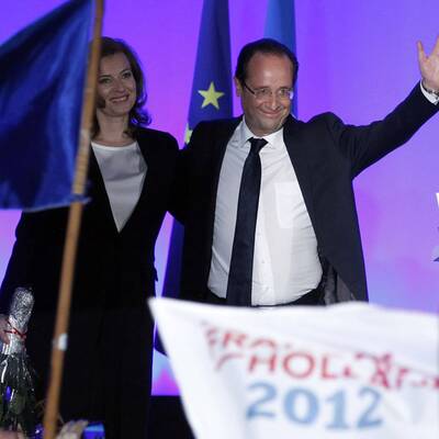 Mit seiner Lebensgefährtin, Valérie Trierweiler, tritt Francois Hollande vor die jubelnde Menge