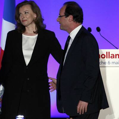 Mit seiner Lebensgefährtin, Valérie Trierweiler, tritt Francois Hollande vor die jubelnde Menge