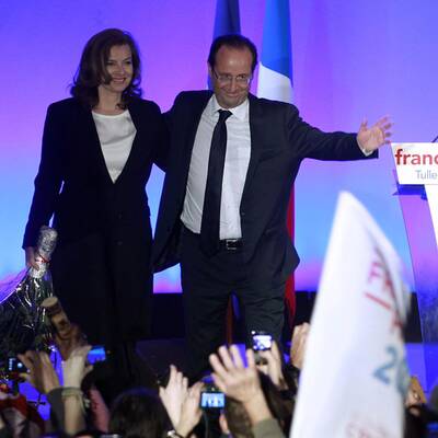 Mit seiner Lebensgefährtin, Valérie Trierweiler, tritt Francois Hollande vor die jubelnde Menge