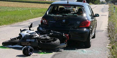 Biker bei Crash mit Pkw schwer verletzt