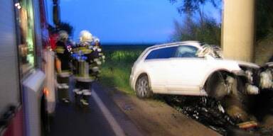 Mann rast in Brückenpfeiler - tot