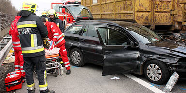 Sekundenschlaf: Auto von Lkw mitgeschleift