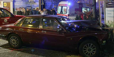 Tulln: Raser landet in Schaufenster